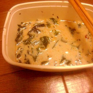 混ぜてチン＊レンジで簡単豚骨ラーメン風もやしスープ